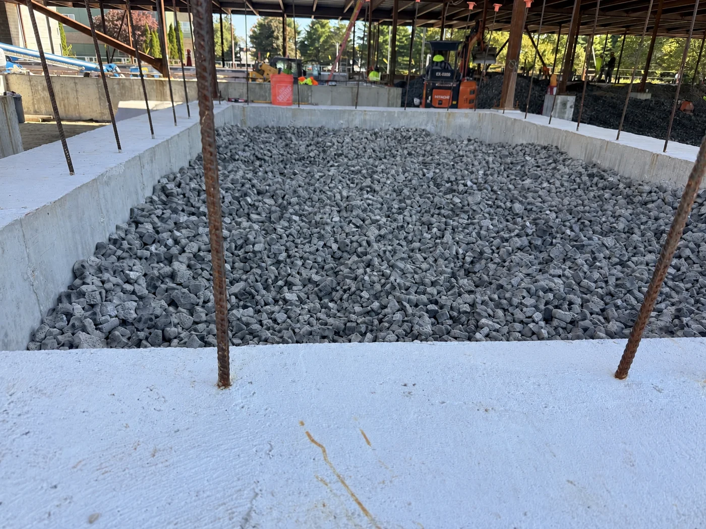 Foam glass aggregate between concrete walls and reinforcing steel