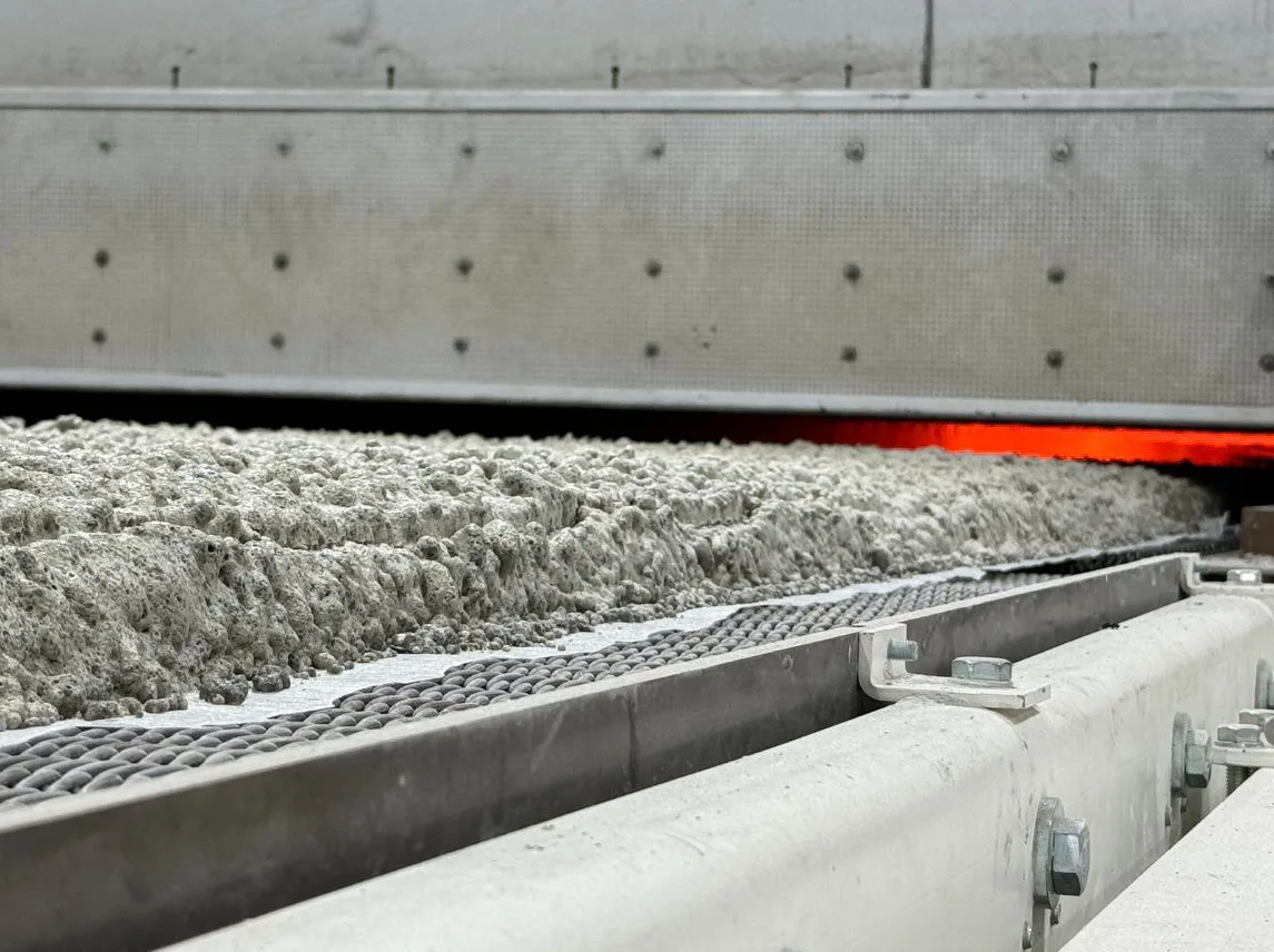 Foam glass on the production conveyor